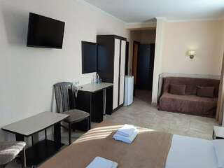 Гостиница Лотос Геленджик Стандарт 4х местный-1