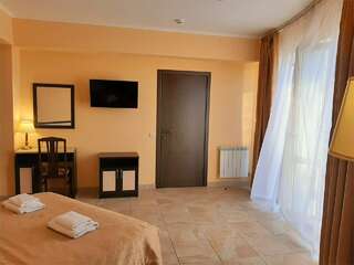 Гостиница Лотос Геленджик Люкс 2х комнатный без балкона-2