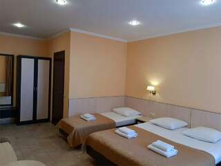 Гостиница Лотос Геленджик Стандарт 3х местный-1