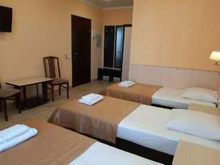 Гостиница Лотос Геленджик Комфорт 3х местный-1