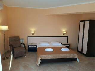 Гостиница Лотос Геленджик Люкс 2х комнатный с балконом-1